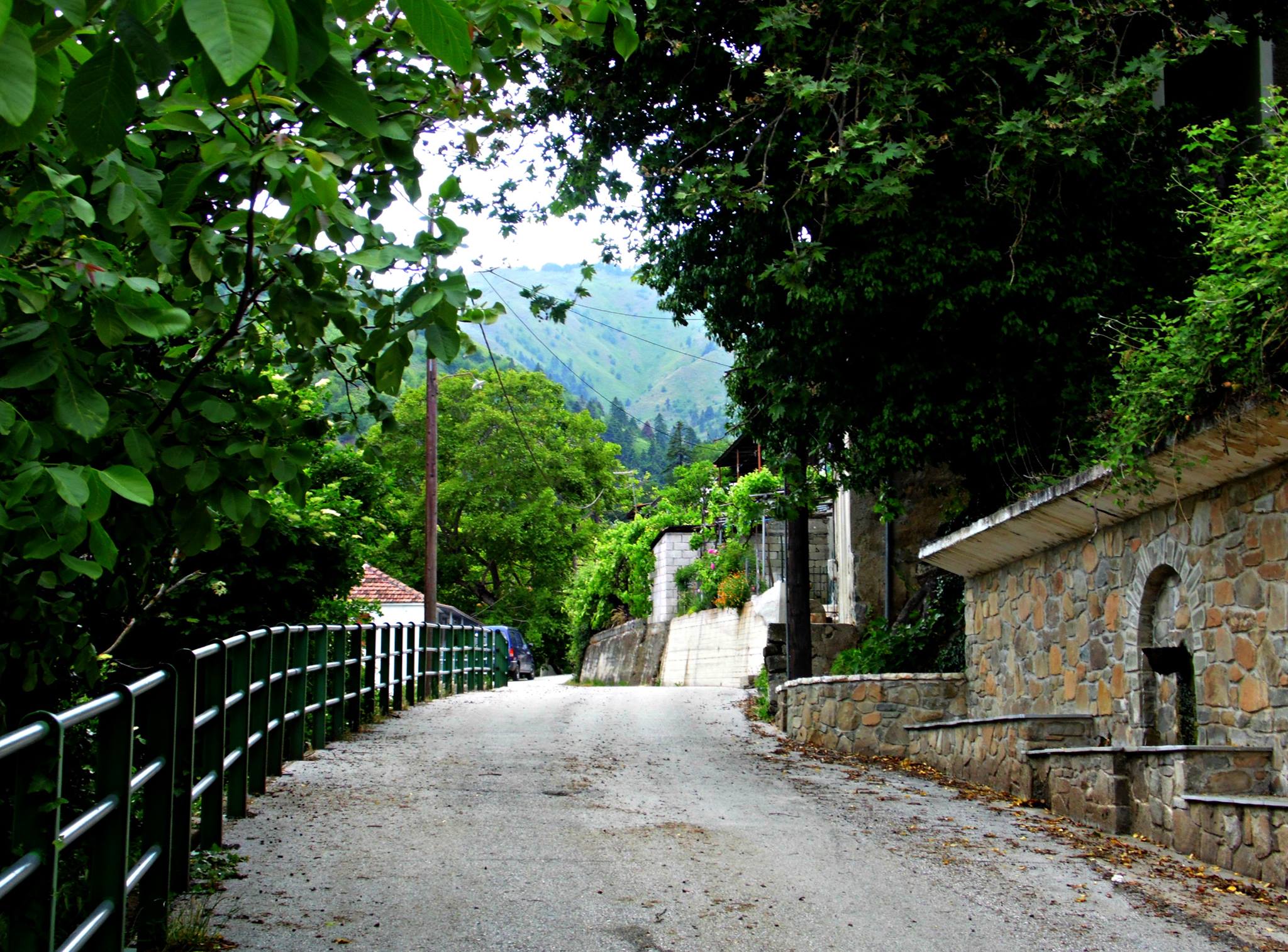 Narrow village road in Aidonochori
